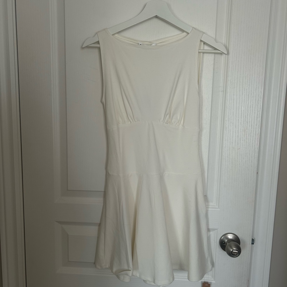 Elegant White Sleeveless Dress - Picture 4 of 5